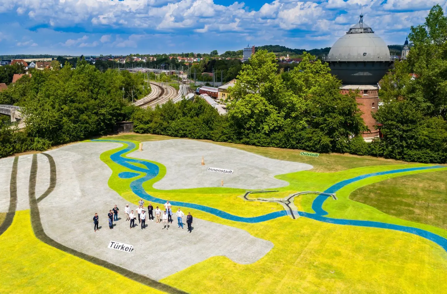 Der auf eine Wiese gesprayte Stadtplan im XXL-Format hilft den Experten der Laga-Fachkommission bei der Orientierung.⇥