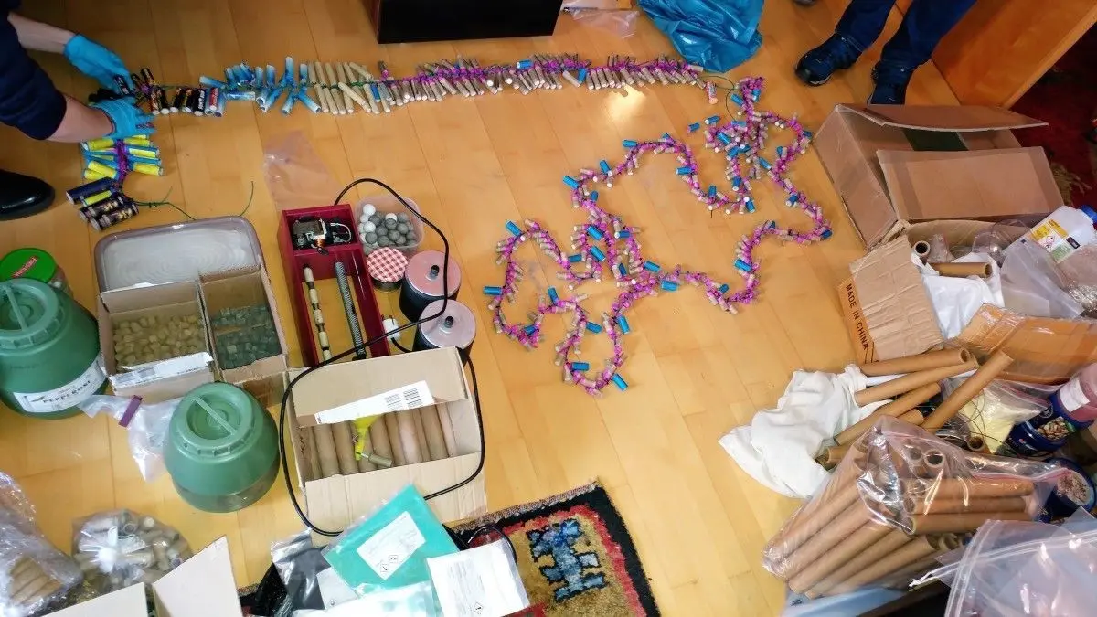 In einer Wohnung in Illertissen wurden verbotene Pyroknaller und Abschussvorrichtungen gefunden. Beim Abtransport der gefährlichen Stoffe unterstützte eine Sondergruppe des Bayerischen Landeskriminalamts.