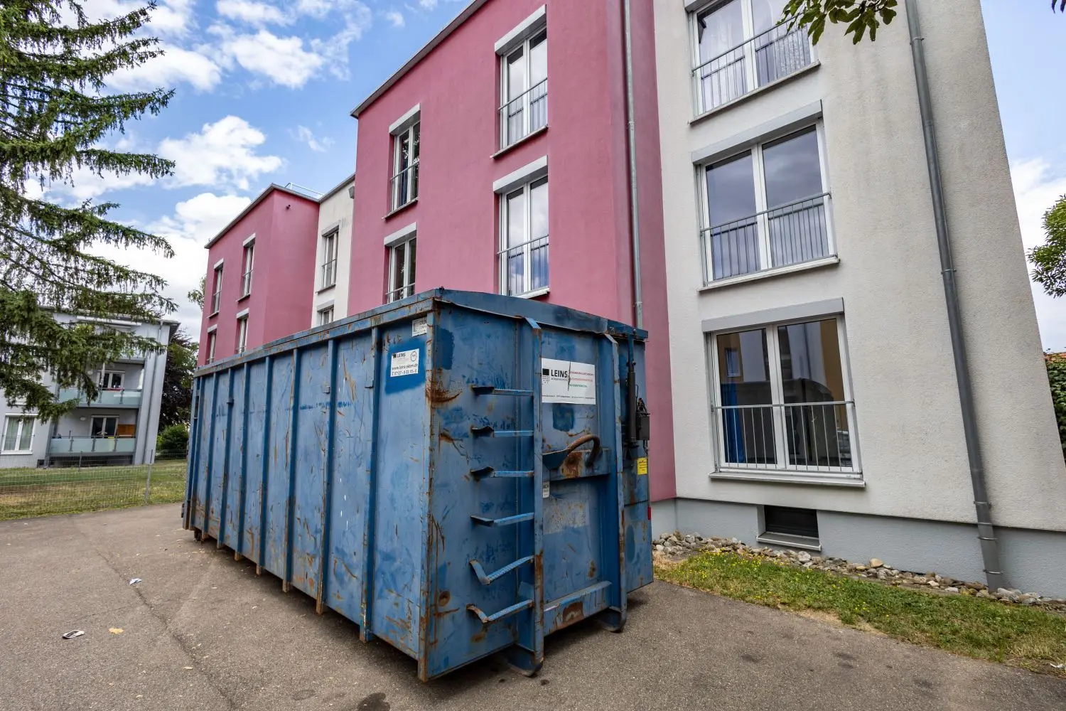 Der Container vor dem Gebäude Karl-Schurz-Straße 52 bis 54, in dem die Möbeel in großem Stil entsorgt wurden.