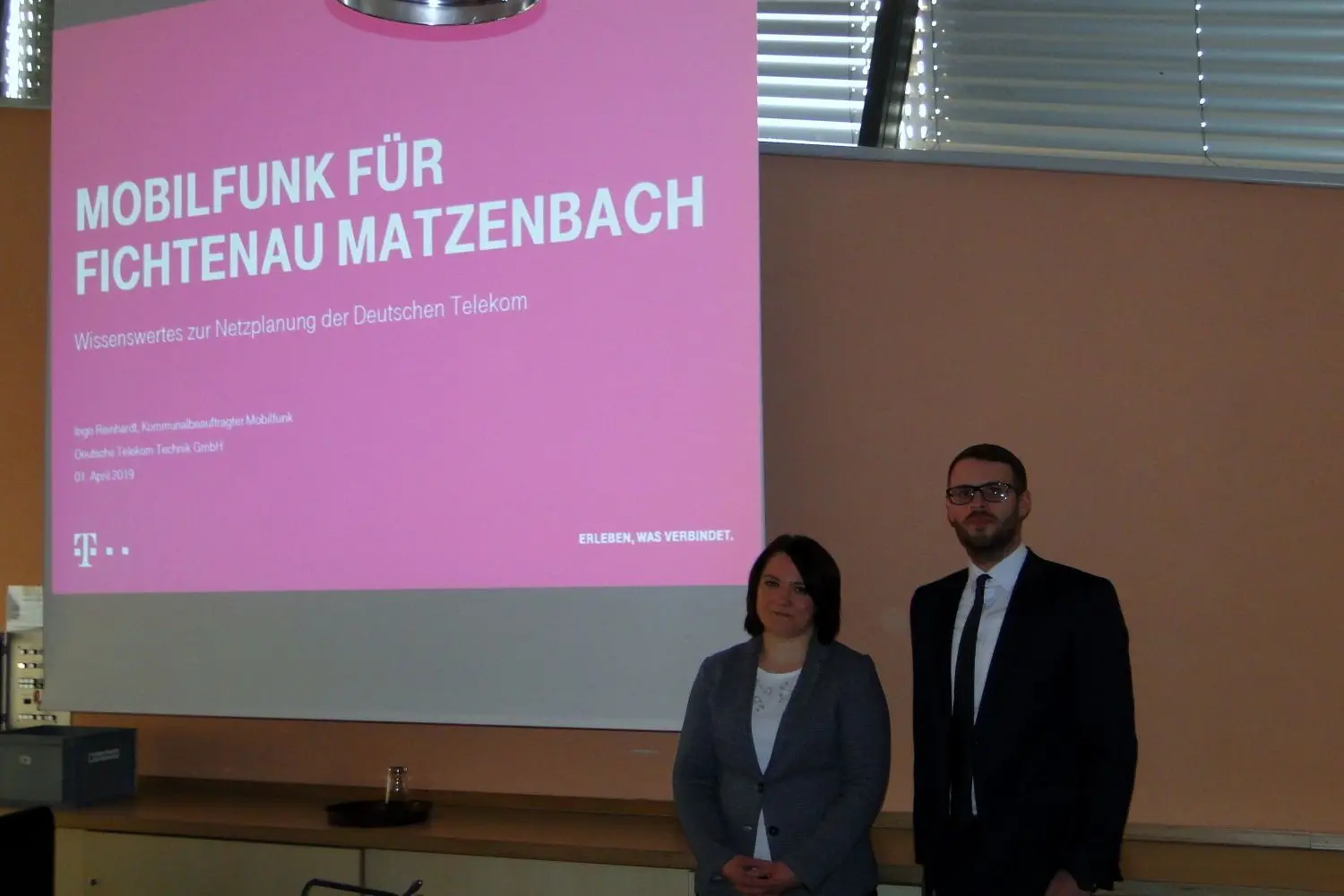 Anja Wagemann und Ingo Reinhardt sind für den Bau eines Mastens.⇥