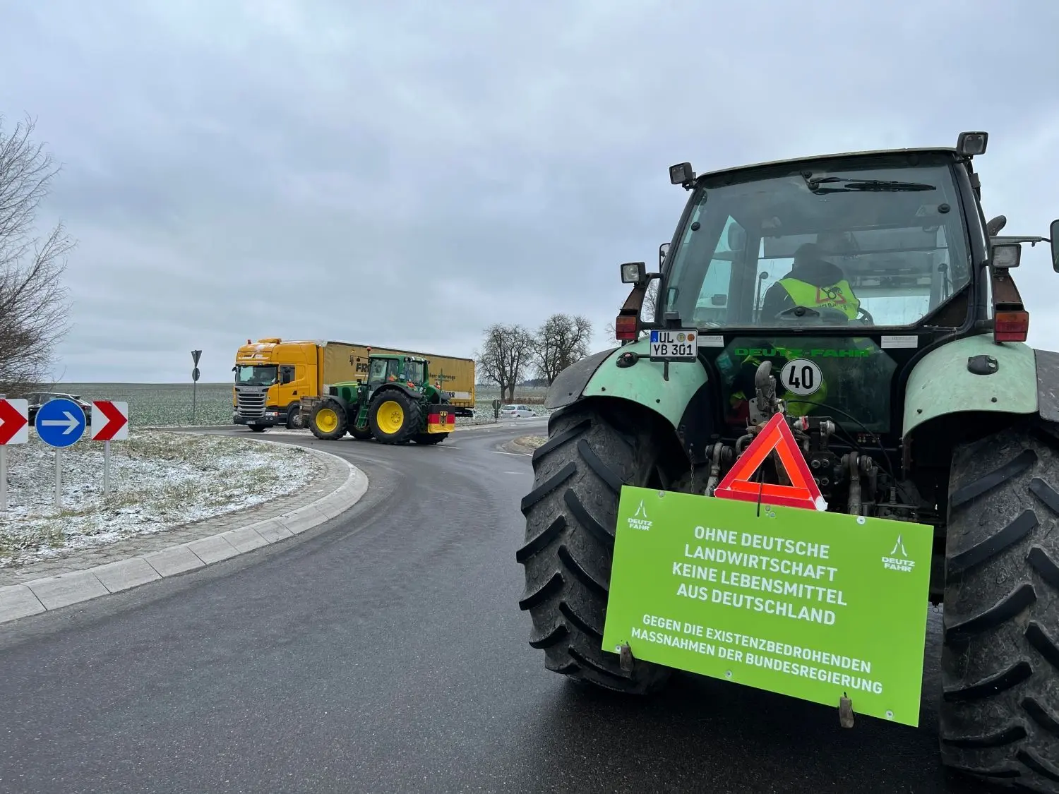 Bauernproteste in der Region... hier am Kreisverkehr in Ehingen-Weisel. Die Blockade des Kreisverkehrs durch Traktoren sorgte für einen langen Stau.