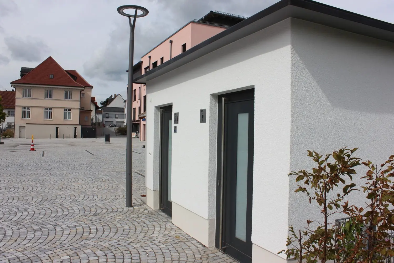 Das Toilettenanlage auf dem Burladinger Marktplatz leuchtet schon wieder in strahlendem Weiß. Man hat sich wohl auch im Hinblick auf das bevorstehende Stadterhebungsfest mit der Reinigung beeilt. Die Kosten bleiben an der Stadtkasse, also am Bürger, hängen.