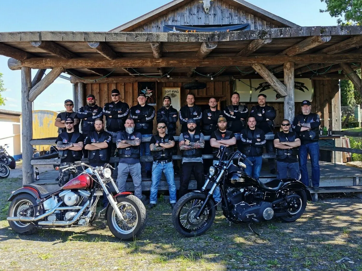 21 Mitglieder hat der 1990 gegründete Motorradkeller Gruol aktuell. Clubpräsident ist seit 2001 Bernd Siedler (vordere Reihe, Mitte). Am Freitag und Samstag steigt das legendäre Motorradtreffen mit sechs Livebands – und zwar erstmals nicht an der „Himmelsleiter“, sondern direkt am Clubhaus.
