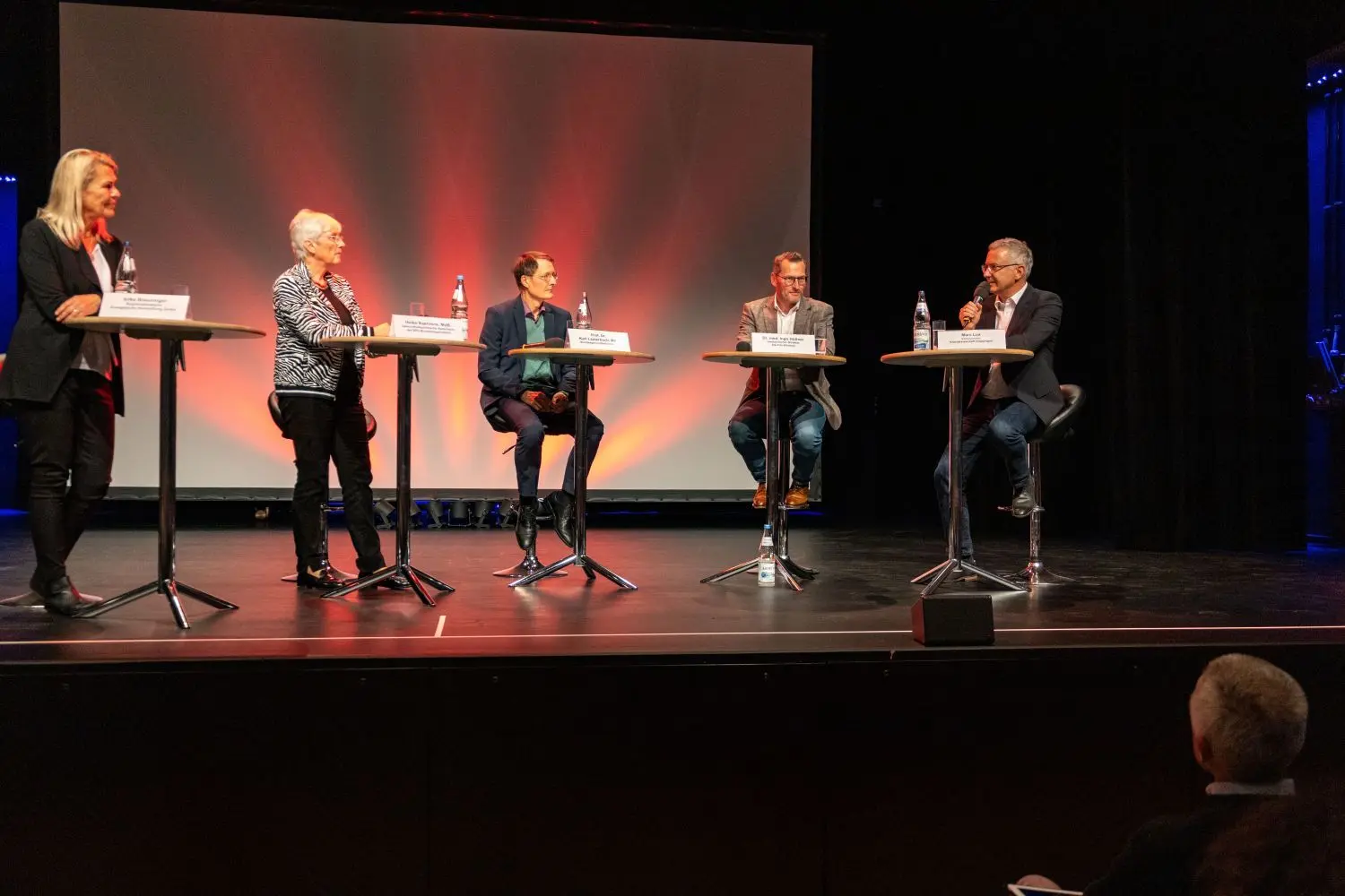 Silke Breuninger von der Evangelischen Heimstiftung, SPD-Bundestagsabgeordnete Heike Baehrens, Minister Karl Lauterbach, Ingo Hüttner, Geschäftsführer der Alb-Fils-Kliniken, und Marc Lux, Vorsitzender der Kreisärzteschaft (v. links) beim Politiktalk in Uhingen.⇥