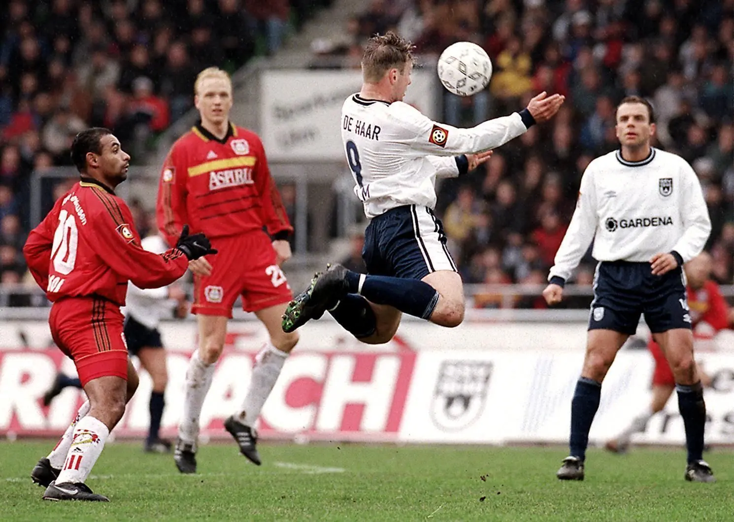 Bei der 1:9-Niederlage im eigenen Stadion: Der Ulmer Hans van de Haar (Mitte) beim Kopfball, sein Teamkollege Rainer Scharinger (rechts) schaut zu.