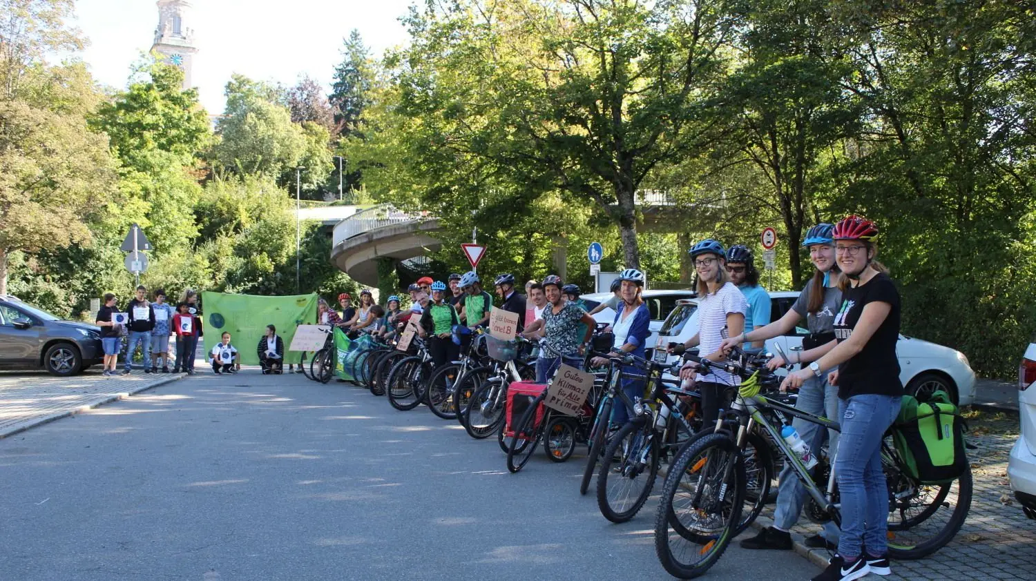 Kinder des Jugendzentrums Hechingen (hinten, von links) und ganz viele Radfahrerinnen sowie Radfahrer demonstrierten friedlich fürs Klima in der Zollernstadt. Die Aktion wird nächstes Jahr wieder stattfinden.⇥