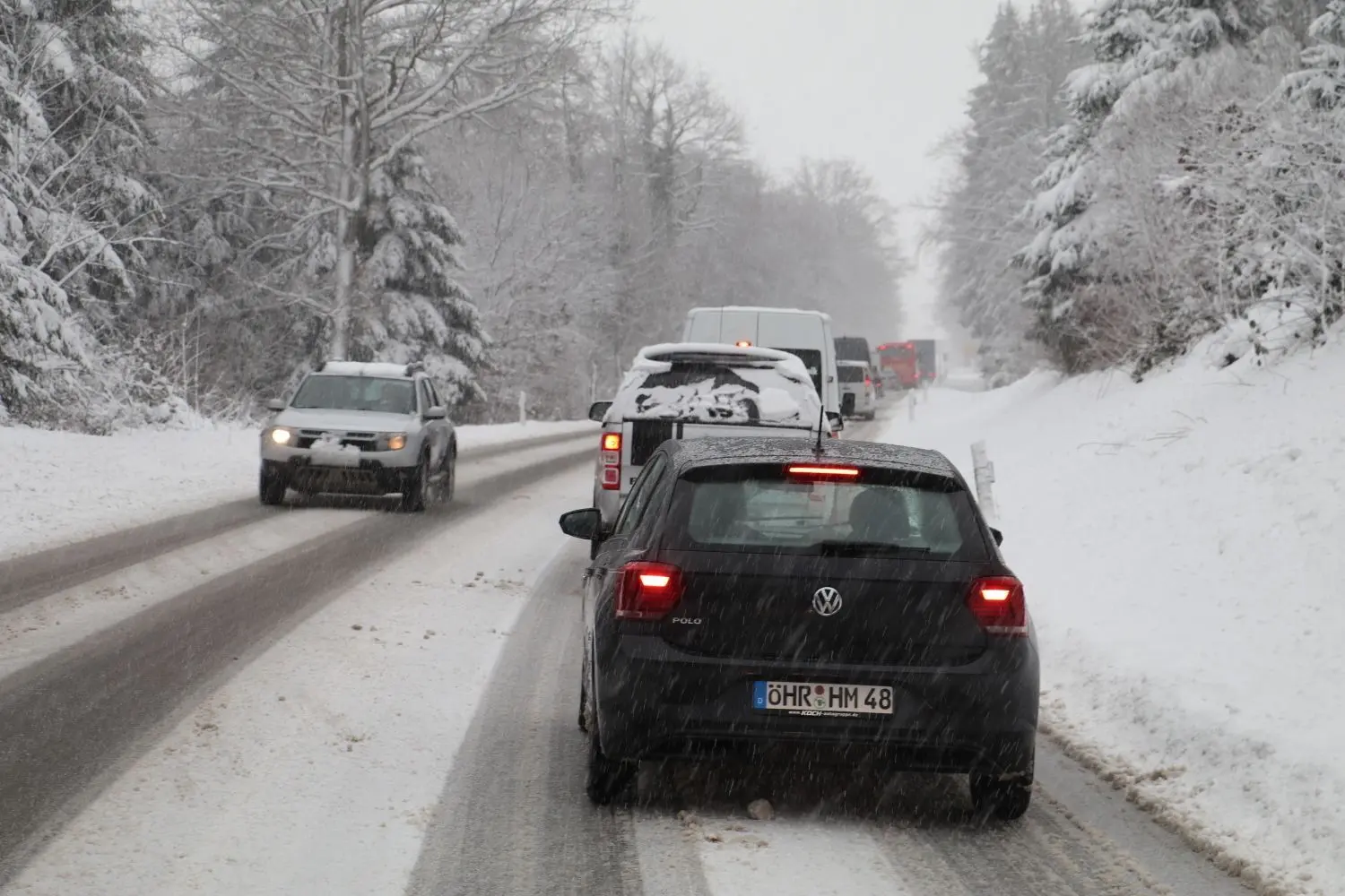Immer wieder haben sich auf der B 14 Staus gebildet, weil LKWs liegengeblieben sind. ⇥