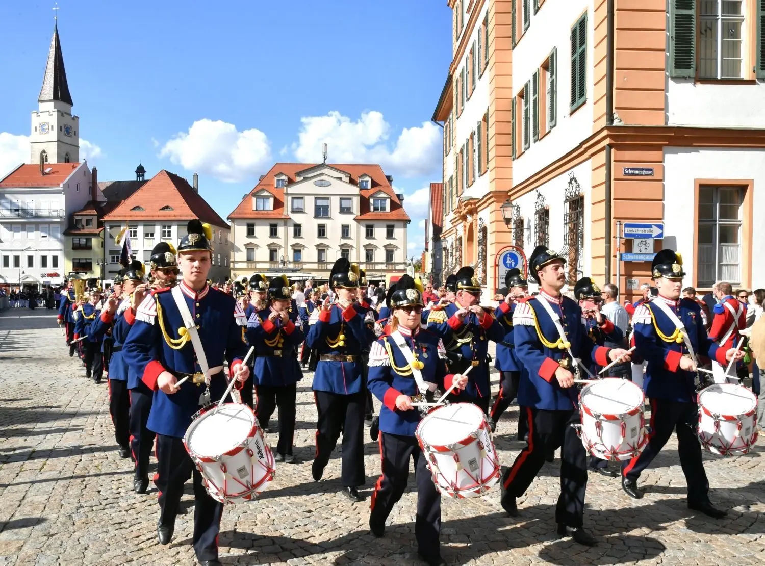 Musikkappellen aus Ehingen, historische Bürgerwachen und Milizen aus 48 Orten in Baden-Württemberg und rund 2000 Teilnehmer "im bunten Rock" waren am Sonntag zu Gast in Ehingen.