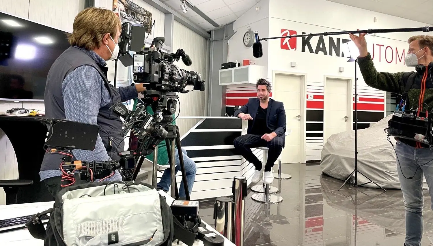 Dreh mit dem Kamerateam des SWR im Melchinger Autohaus. Viele Aufnahmen entstanden jedoch in freier Natur mit der Alb-Landschaft im Hintergrund.