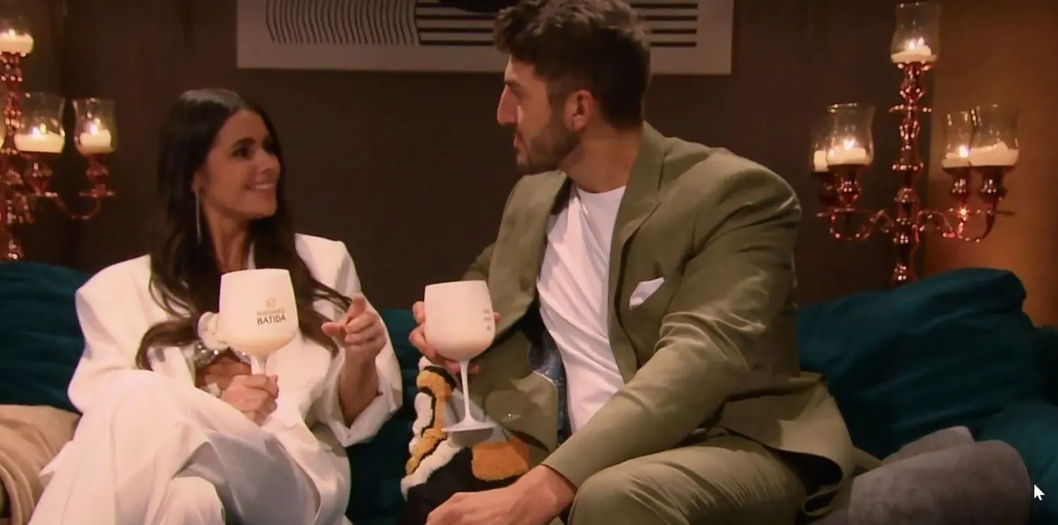 Dennis nimmt Lissy erstmals beiseite, um sie näher kennenzulernen.