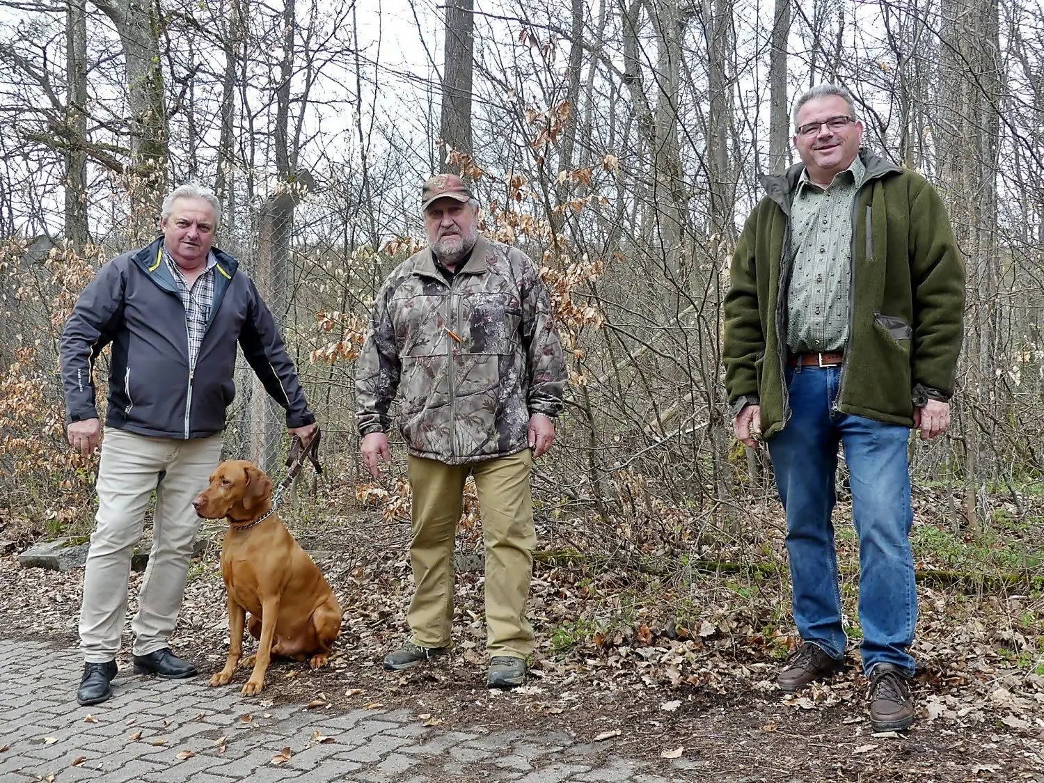 Sorgen sich um das Wild: Jäger Karl Göbel (Revier Stadtwald Göppingen), Berndt Schuhmacher (Eislingen) und Klaus Bartl (Hohenstaufen) im Stauferwald.