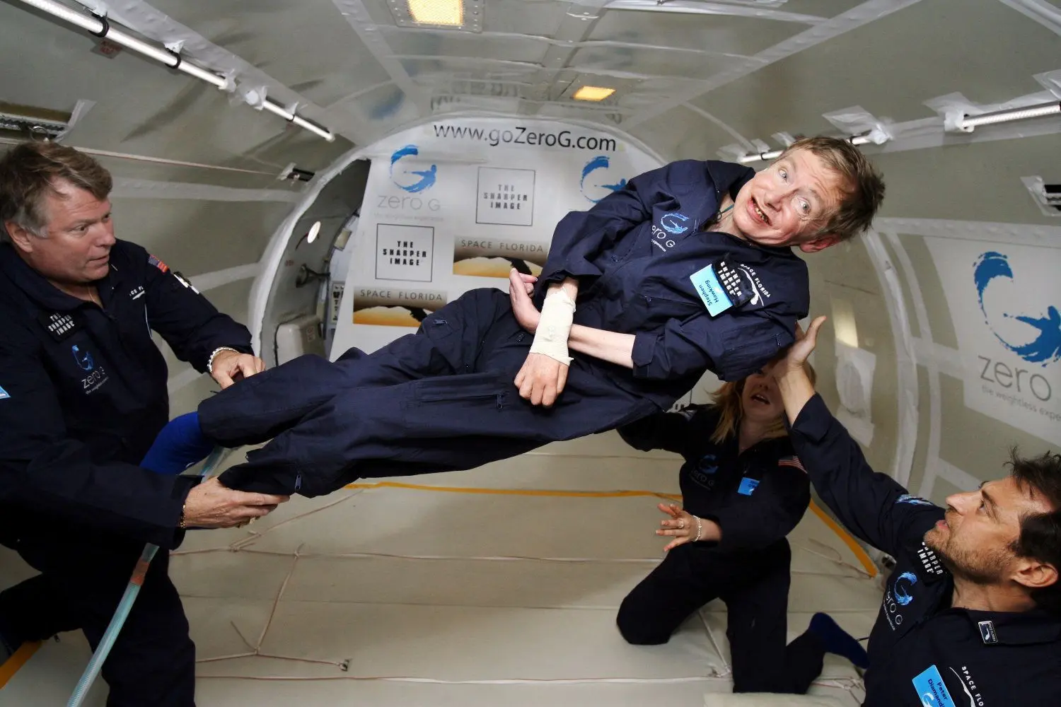 Stephen Hawking schwerelos beim Parabelflug.