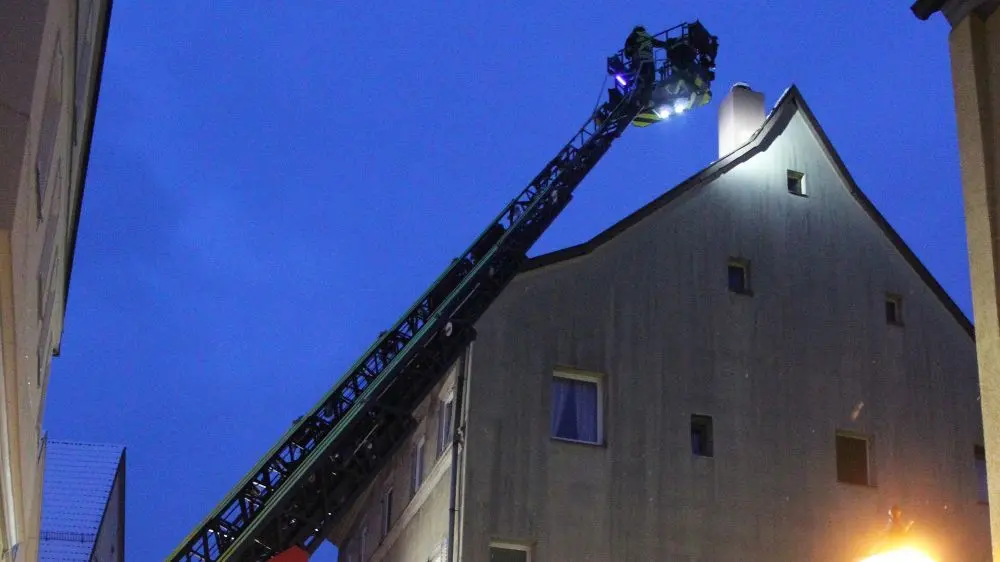 Mit der Drehleiter verschaffte sich die Feuerwehr von oben einen Blick in den Kamin.