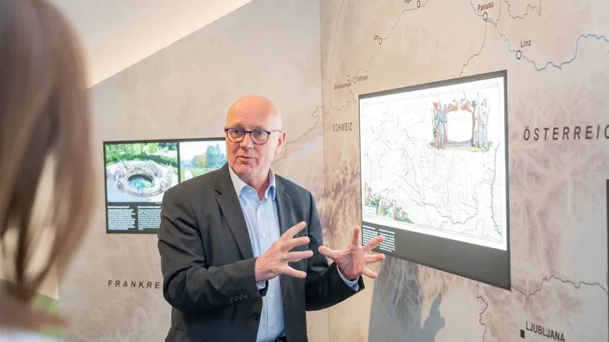 Ein leidenschaftlicher Vermittler komplexer Zusammenhänge: Christian Glass, Direktor und Geschäftsführer des Donauschwäbischen Zentralmuseums, in der neu konzipierten Dauerausstellung. Ende Februar geht der Kulturwissenschaftler in den Ruhestand. ⇥
Ulm, Christian Glass verlässt das DZM: Bilanzgespräch