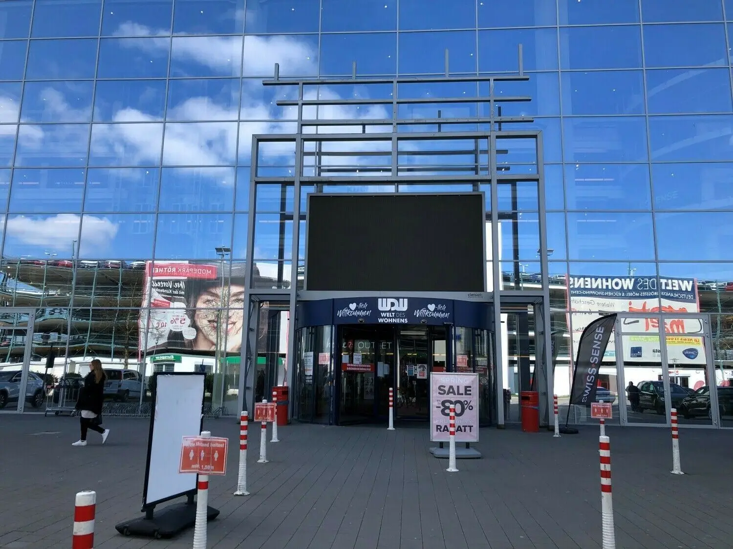 Leere über dem Haupteingang: Hier prangten einmal die Schriftzüge: „Opti Wohnwelt“, „Trend Store“ sowie „Opti Mega Store“. Doch Opti ist ausgezogen.
