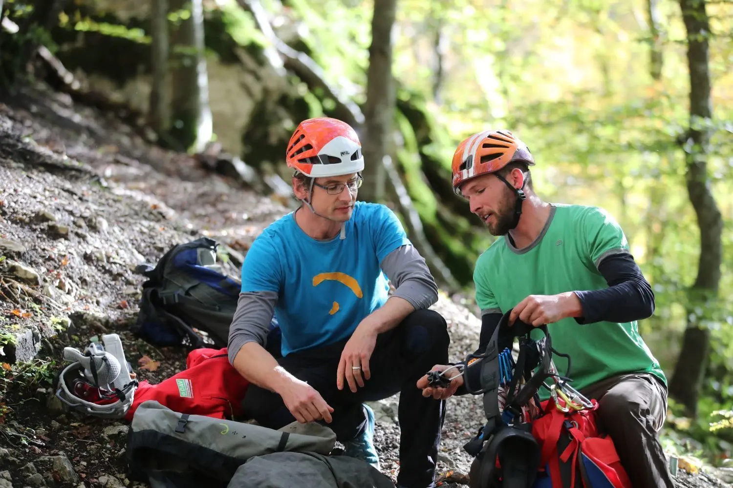 Erstmal Ausrüstung sortieren: Marcel Bürck (links) und Jörg Greiner bereiten sich auf ihre Klettertour am Geschlitzten Fels im Oberen Ermstal vor.⇥