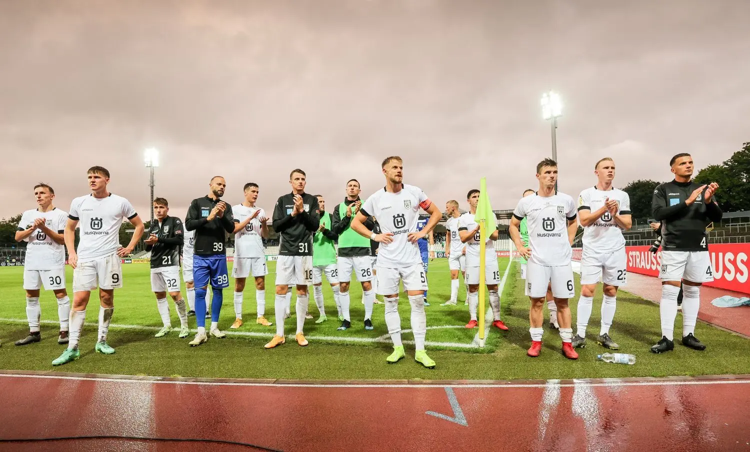 Nach der DFB-Pokalpartie gegen den 1. FC Nürnberg drehte die Mannschaft des SSV Ulm 1846 Fußball ihre obligatorische Runde durchs Stadion. Erstmals waren wieder tausende Fans auf den Rängen.
