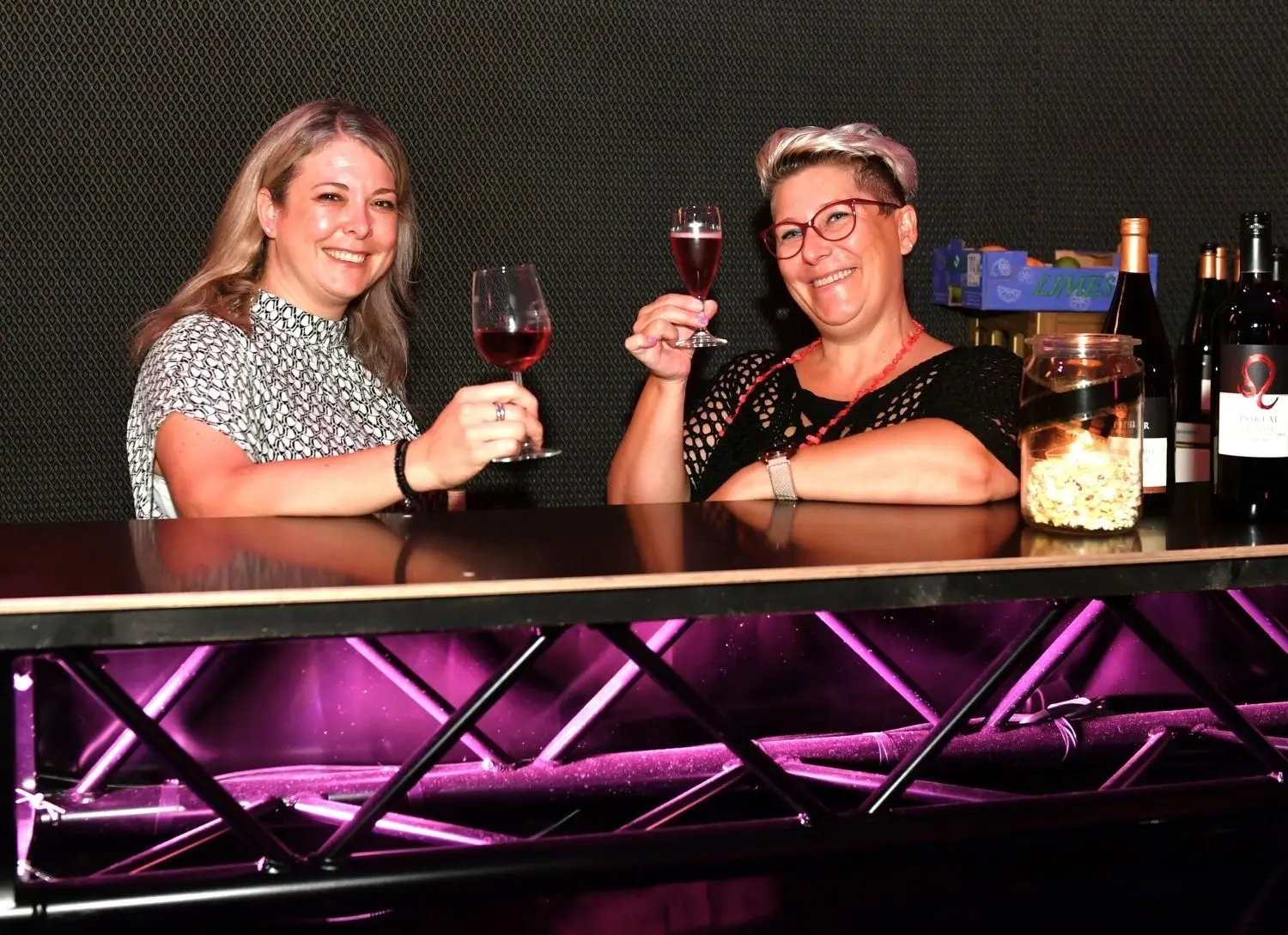 Eines von vielen Angeboten: Das Ehinger Kino hatte zu Wein, Cocktails und Musik eingeladen.⇥