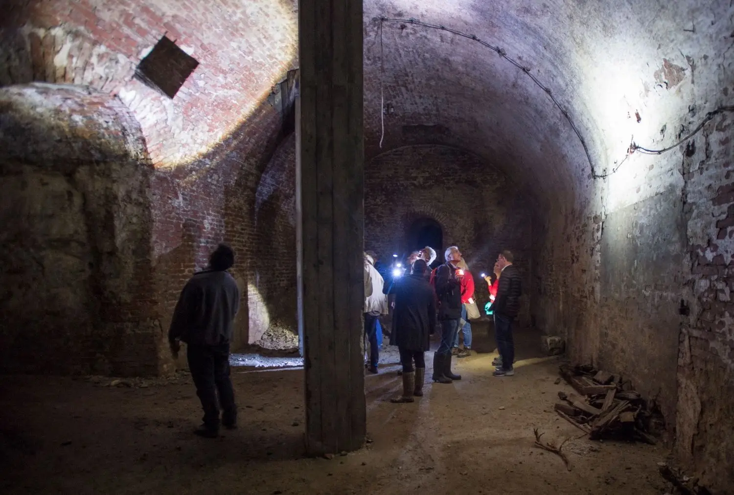 Bis zu sieben Meter hoch sind die labyrinthartigen Gewölbe des Rotochsenkellers, den eine Delegation der Bürgergemeinschaft pro ulma besucht hat.