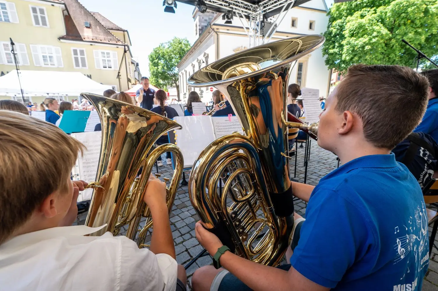 Viel Applaus gab es beim großen Geburtstagskonzert der Jugendmusikschule auf dem Marktplatz am Freitagabend (oben). Auf dem Schlossplatz sorgte am Samstag das Projektjugendorchester Eisingen für beste Stimmung (links).