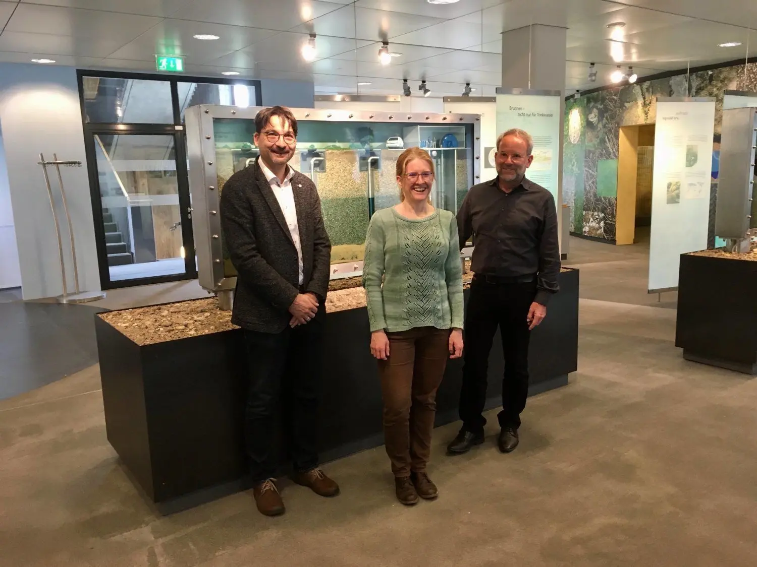 Ulrich Ruckh, Geopark-Vorsitzender und Bürgermeister von Schelklingen, Geopark-Gechäftsführerin Sandra Teuber und Bernhard Röhrle, Pressesprecher der Landeswasserversorgung.⇥