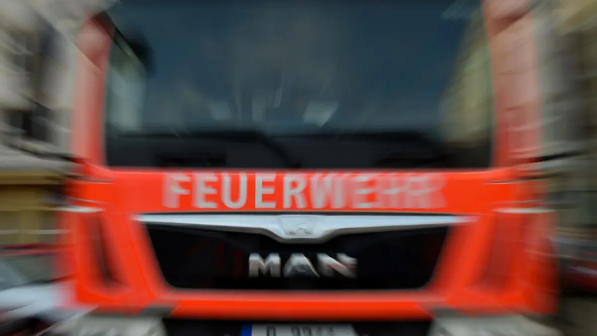 In Laichingen hat ein Unbekannter am späten Dienstagabend ein Garagentor angezündet.
ARCHIV - 14.12.2017, Berlin: Ein Feuerwehrauto steht in Berlin bei einer Informationsveranstaltung des Bundesamtes für Bevölkerungsschutz und Katastrophenhilfe zur Treibstoffversorgung und das Verhalten bei einem Stromausfall. (zu dpa «Großes Interesse für Führerschein-Förderung für Feuerwehren» vom 05.05.2018) Foto: Britta Pedersen/dpa +++ dpa-Bildfunk +++