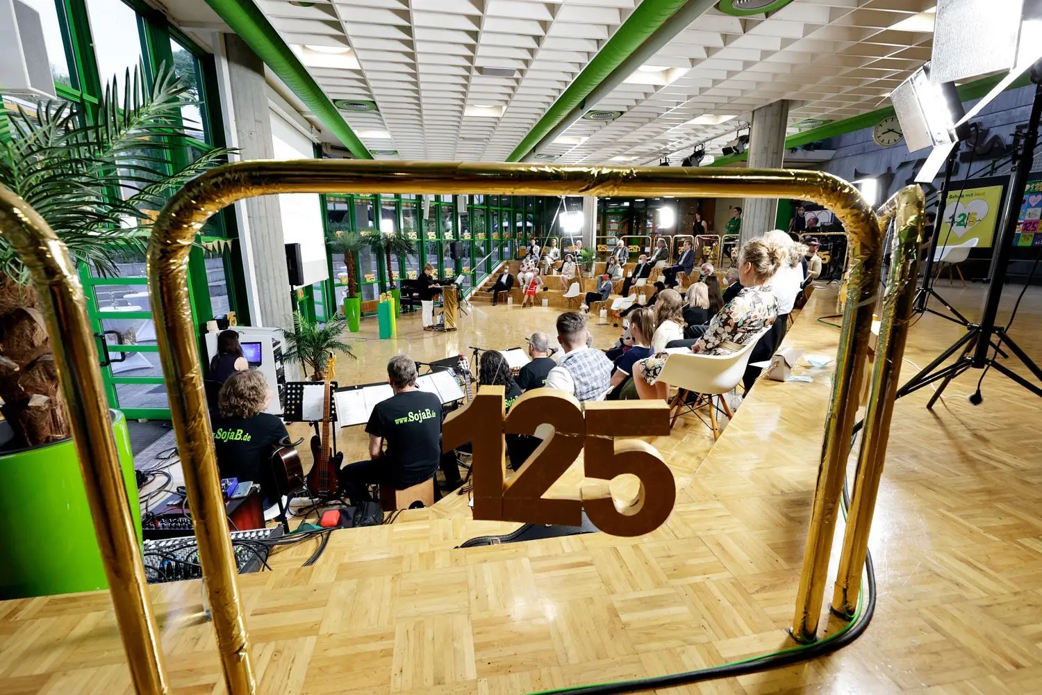 Die Jubiläumsgala anlässlich 125 Jahre Emil-von-Behring-Schule entwickelte sich zu einem fröhlichen und unterhaltsamen Fest.