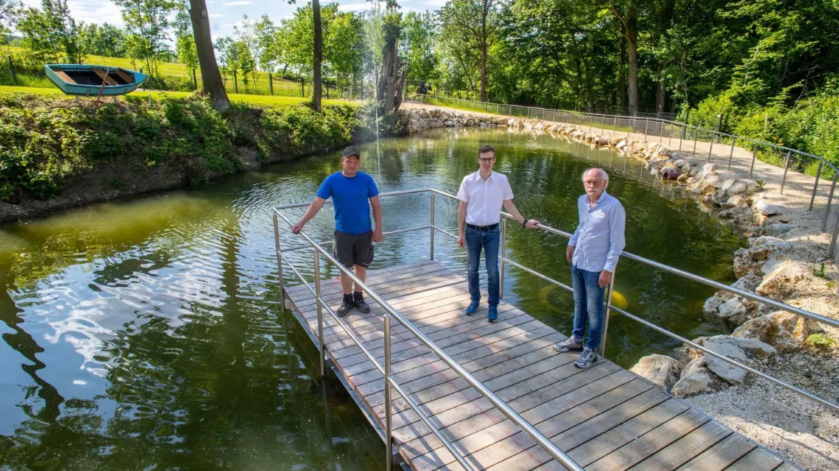 Der Dürnauer Feuersee lockt jetzt mit Steg und Wasserfontäne zum Verweilen. Zur Freude von Bauhofleiter Matthias Rieker, Bürgermeister Markus Wagner, Manfred Maier (von links).