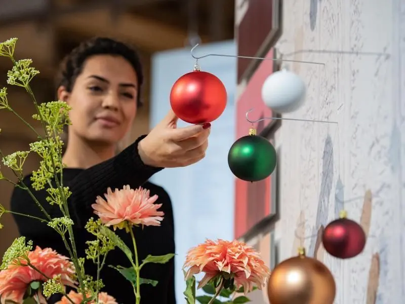 Natürliche und klassische Farben sind bei der Weihnachtsdekoration nie out.