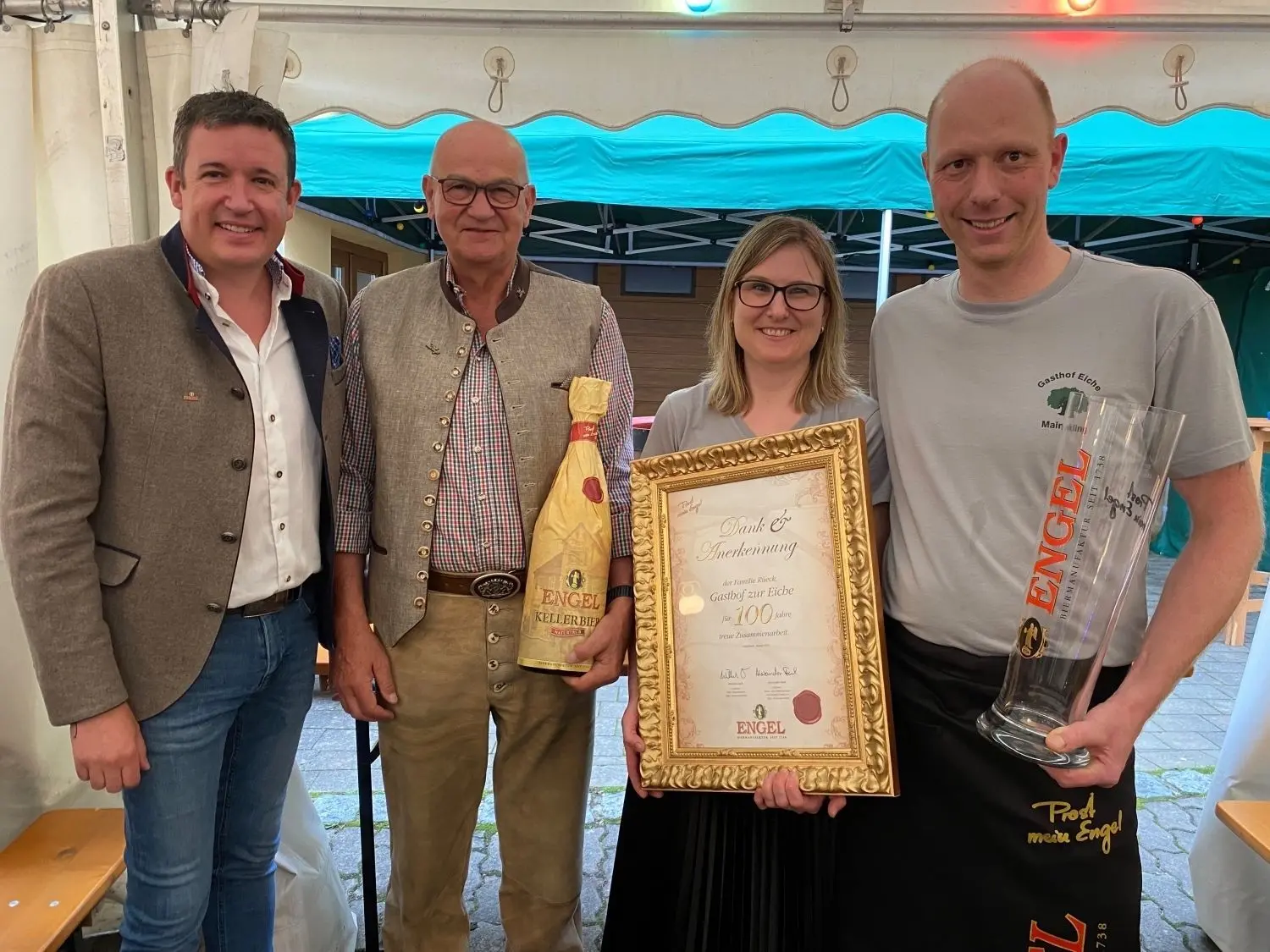 Alexander und Wilhem Fach danken Katja und Frank Rüeck (von links) für die langjährige Treue.⇥