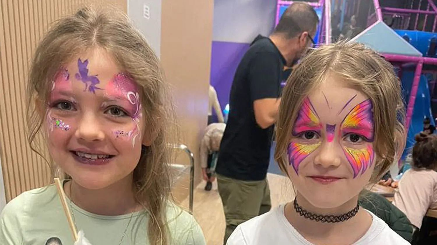 Ariana und Veronica ließen sich ebenso gern schminken wie viele andere Kinder.