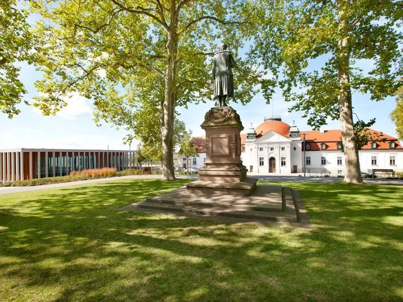 In der Stadt Marbach am Neckar, in der Friedrich Schiller geboren wurde, findet sich auch Denkmal, das dem Dichterfürsten gewidmet ist. Mit einem Umstieg in Stuttgart ist Marbach in 1,5 Stunden von Reutlingen aus zu erreichen.