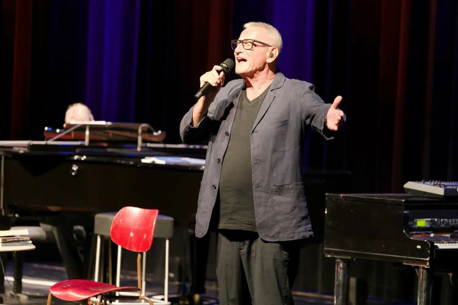 Konstantin Wecker bei seinem Auftritt in der Stadthalle in Balingen.⇥