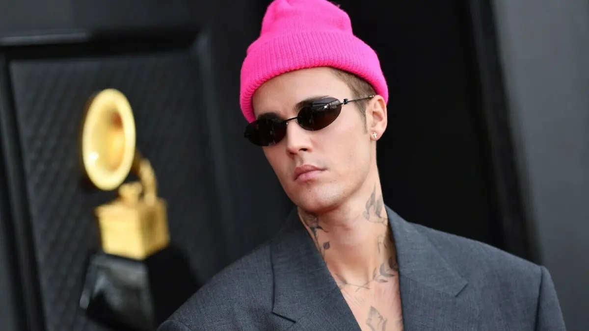 Justin Bieber wollte 2023 in Deutschland auftreten. Doch jetzt wurde die ganze Welttournee abgesagt.
(FILES) In this file photo taken on April 03, 2022, Canadian singer and songwriter Justin Bieber arrives for the 64th Annual Grammy Awards at the MGM Grand Garden Arena in Las Vegas. - Bieber has sold his shares of his music publishing and recording catalog to the Blackstone-backed Hipgnosis Songs Capital, Hipgnosis said on January 24, 2023. The sale -- which reportedly is valued at more than $200 million -- has been rumored for weeks, with the 28-year-old joining a who's who of artists, including Bruce Springsteen and Bob Dylan, who have cashed out recently on their catalogs. (Photo by ANGELA WEISS / AFP)