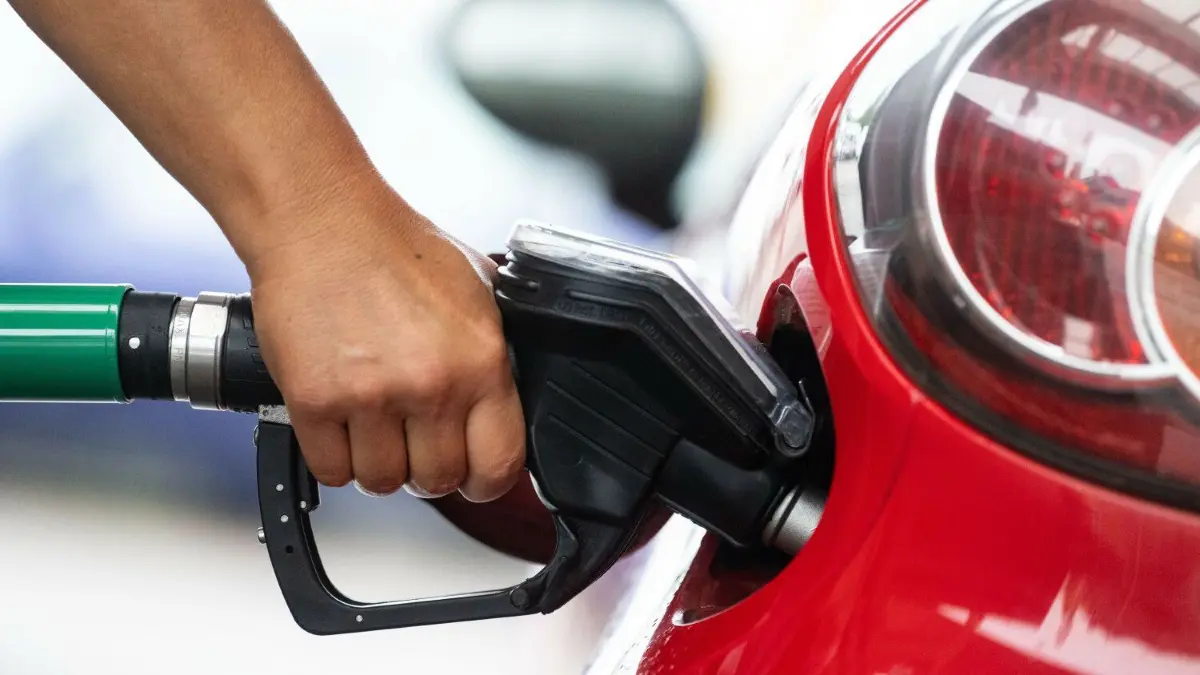 Ein Autofahrer wollte den Tankstellenbesuch nutzen, um Altöl zu entsorgen.
ARCHIV - 31.08.2022, Baden-Württemberg, Neuhausen auf den Fildern: Eine Frau tankt in einer Tankstelle des Bundesverbands Freier Tankstellen und Unabhängiger Deutscher Mineralölhändler (BFT). In Baden-Württemberg sind die Spritpreise so niedrig wie seit August nicht mehr. Das Tanken in Frankreich lohnt sich kaum noch. (zu dpa «Spritpreise auf Mehrmonatstief - Tanken in Frankreich lohnt kaum noch») Foto: Marijan Murat/dpa +++ dpa-Bildfunk +++