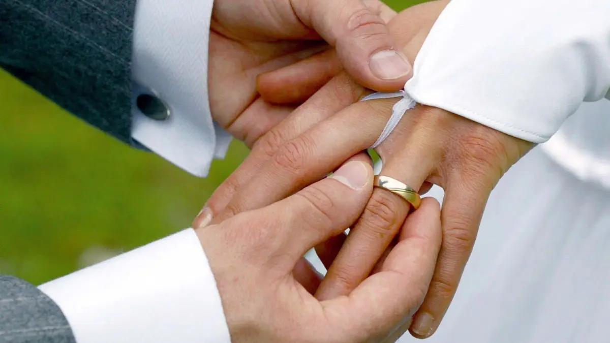 Für viele der schönste Tag im Leben: die Hochzeit. Doch nach wie vor sind die Corona-Regeln für Trauungen sehr streng.
ARCHIV - 26.04.2003, Sachsen-Anhalt, Magdeburg: Der Bräutigam streift bei der Trauung seiner Braut den Ehering über den Finger. (zu dpa «Heiraten und Corona - kaum Absagen in Sachsens Standesämtern»). Foto: Andreas Lander/ZB/dpa +++ dpa-Bildfunk +++