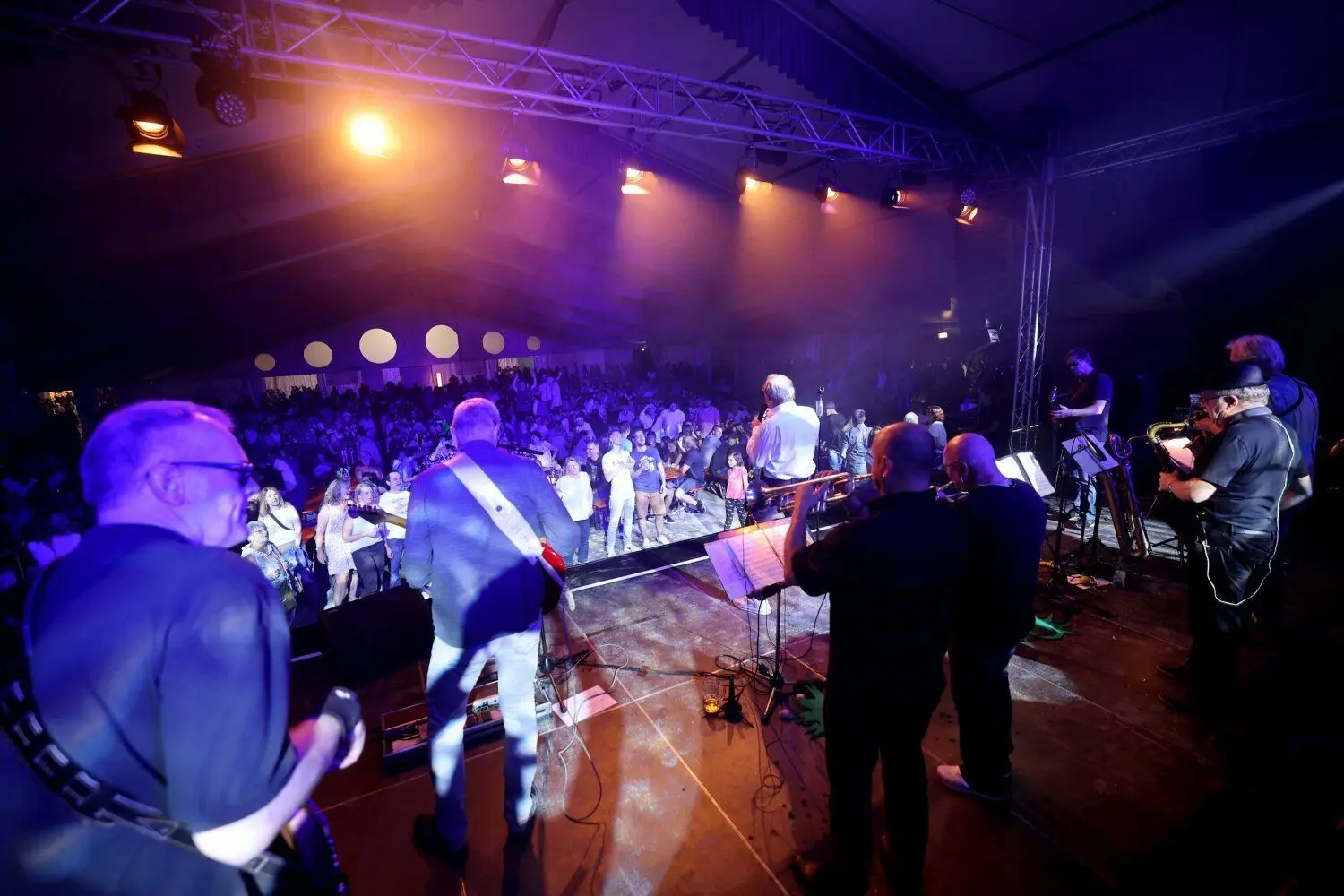 Volles Haus am Samstag beim Konzert von Ernest and the Hemingways.