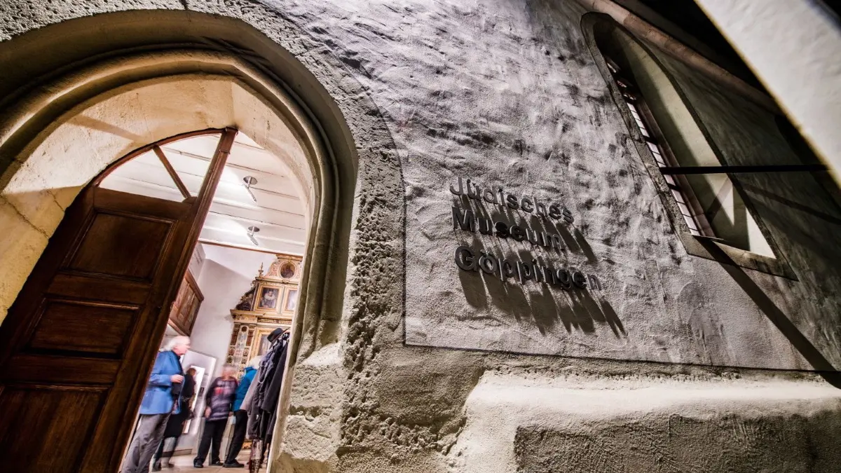 Das Jüdische Museum lädt mit einer überarbeiteten Ausstellung dazu ein, die Geschichte der jüdischen Gemeinde in Jebenhausen zu erkunden.
Jüdisches Museum wird am Samstag wiedereröffnet Jebenhausen