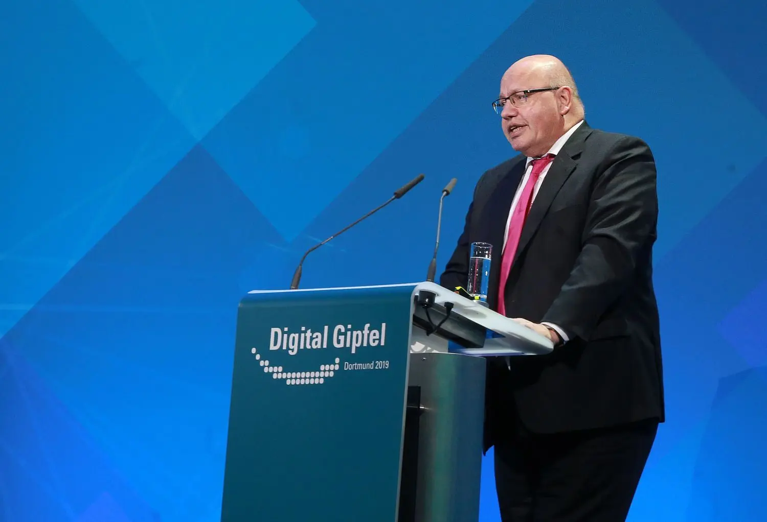 Peter Altmaier spricht bei der Eröffnung des Digital-Gipfel 2019 der Bundesregierung auf der Bühne. Kurz danach stürzte er von der Bühne.