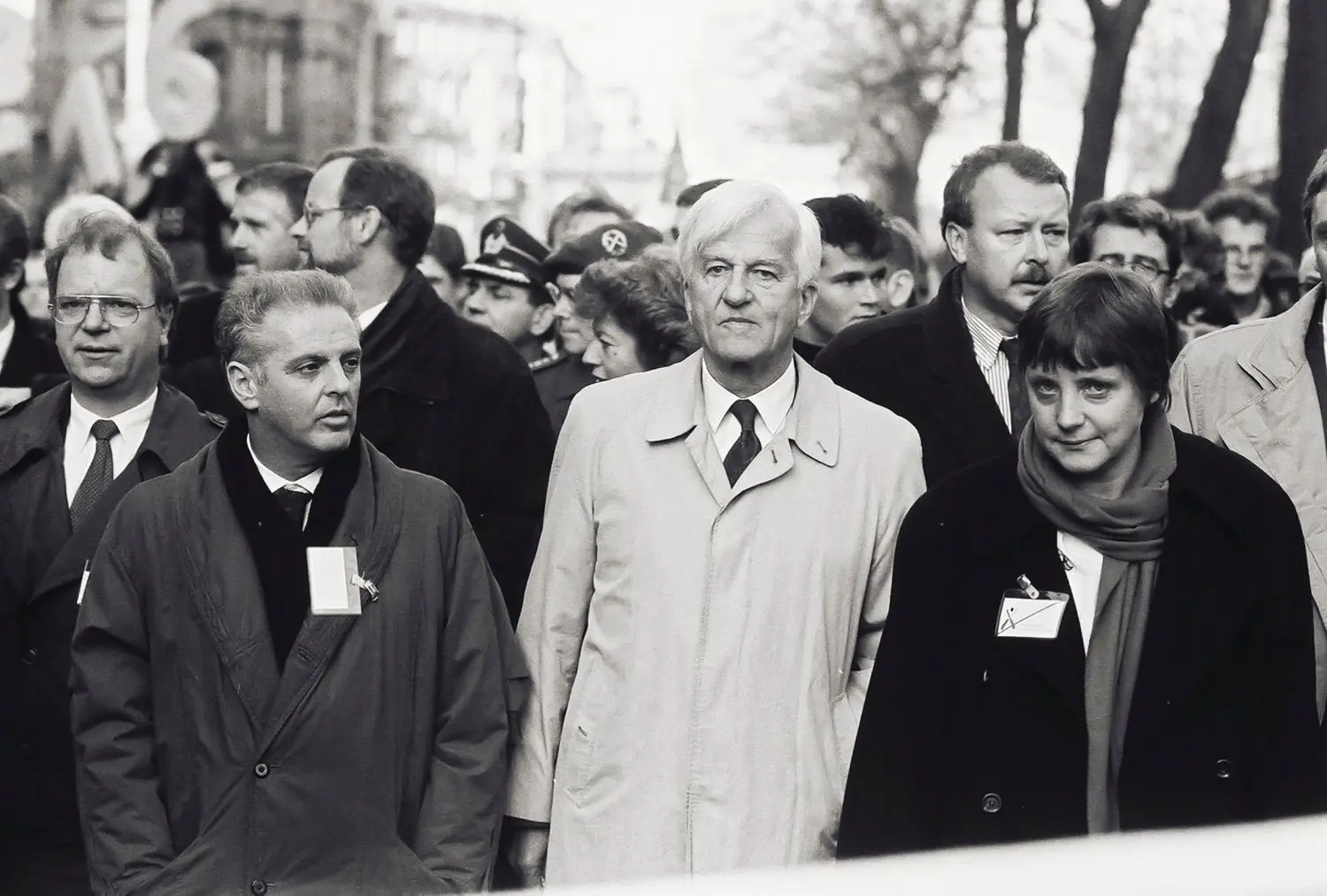 Auf diesem Bild aus dem Jahr 1992 ist Merkel eher zufällig zu sehen. Als Familienministerin geht sie bei einer Demo gegen Ausländerhass neben Bundespräsident Richard von Weizsäcker.