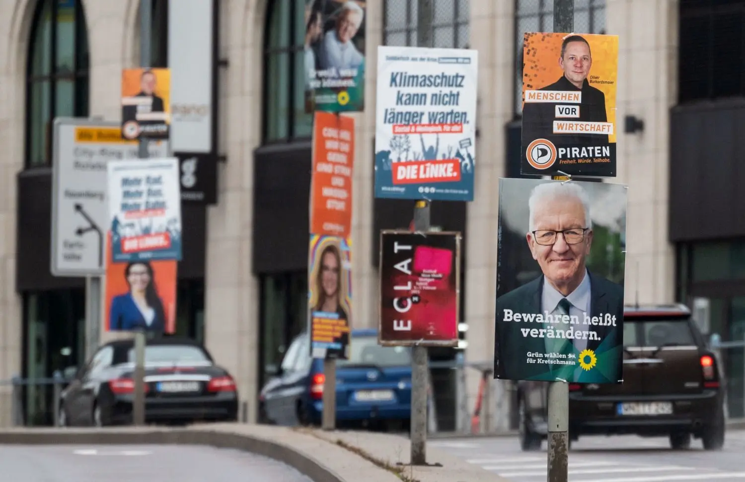 02.02.2021, Baden-Württemberg, Stuttgart: Wahlplakate verschiedener Parteien, darunter die Piraten, Bündnis 90/Die Grünen und Die Linke hängen an Laternenmasten. (zu dpa: «Acht kleine Parteien stellen sich erstmals zur Landtagswahl») Foto: Marijan Murat/dpa +++ dpa-Bildfunk +++