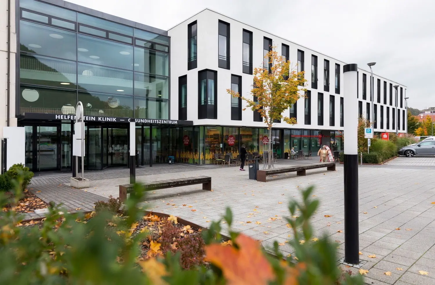 In das Gebäude der Helfenstein-Klinik kommen Patienten schon lange nicht mehr nur zum stationären Aufenthalt:Die Gemeinschaftspraxis im Gesundheitszentrum und das MVZ sind wichtige Anlaufstationen für die ambulante Versorgung.⇥