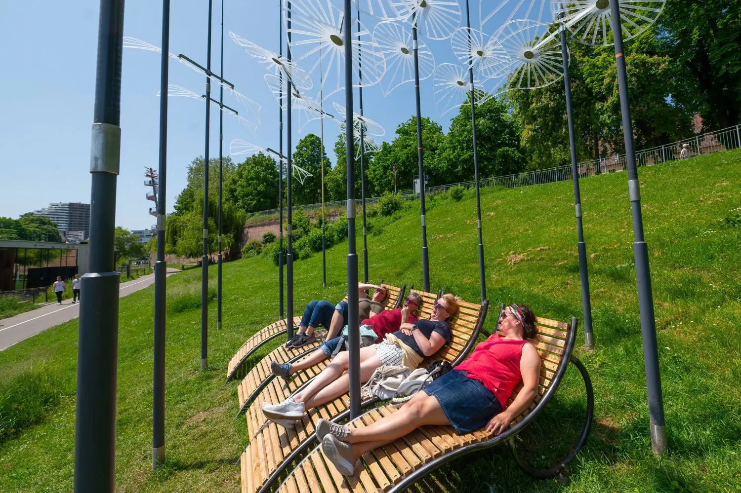 Einfach mal die Sonne genießen, das haben die Ulmer über Pfingsten ausgiebig getan. So wie hier auf den Holzliegen unterhalb Mildes Berblinger-Flügel am Donauufer bei der Adlerbastei.⇥