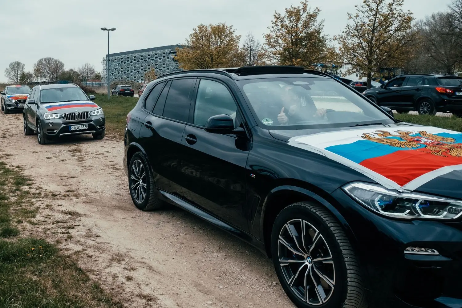 Ein Autokorso mit 25 Fahrzeugen bewegte sich am Samstag durch Reutlingen. Die Teilnehmer fühlen sich seit Beginn des Krieges in der Ukraine zusehends diskriminiert.