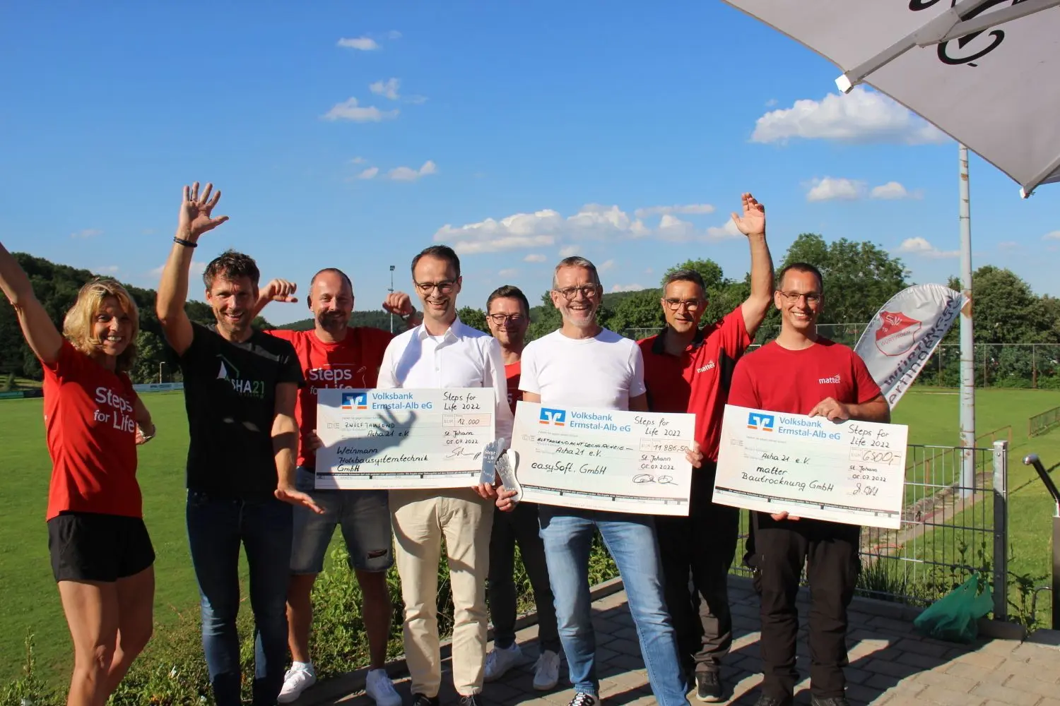 Rekordjahr für Steps for Life (SfL) Würtingen. Rund 30000 Euro Spendengelder wurden erlaufen. Von links: Susanne Nau, SfL-Organisatorin, Oli Keppeler, Vorsitzender Asha21, Jochen Reichenecker, SfL-Organisator, Sven Schempp, Weinmann-Geschäftsführer, Michael Preusch, Vorstand SV Würtingen, Andreas Nau, Geschäftsführer "easySoft" sowie Michael Wild und Mirco Schrade von Bautrocknung Matter.