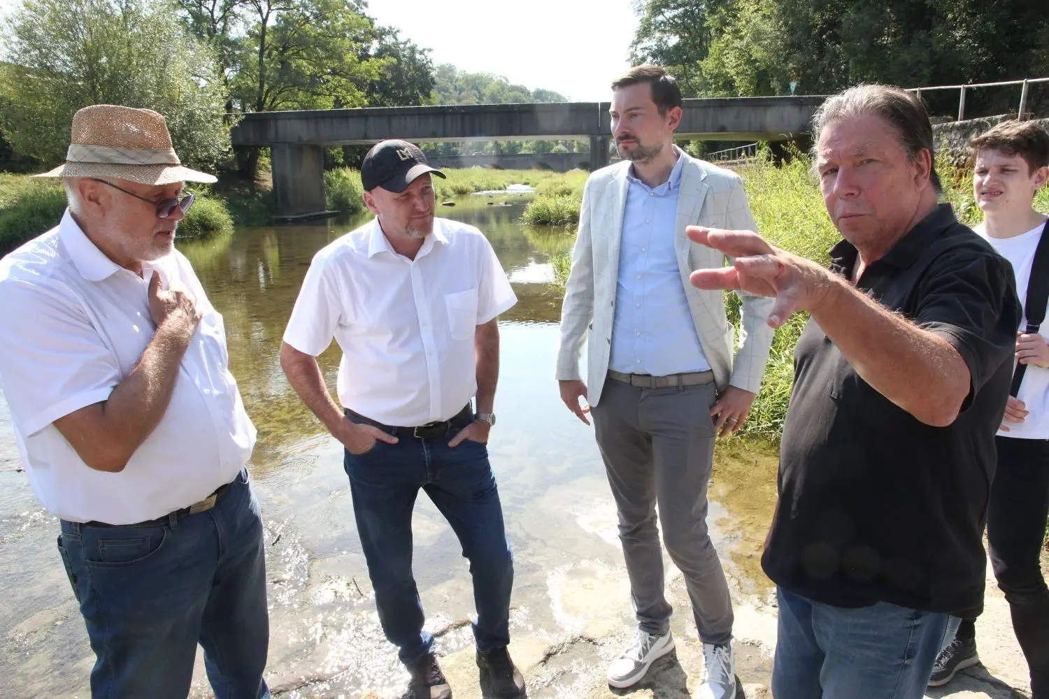 Vor-Ort-Termin an der Jagst (von links): Dr. Friedrich Bullinger, Landtagsabgeordneter Stephen Brauer und Umweltausschussvorsitzender Daniel Karrais und Bruno Fischer vom NABU.