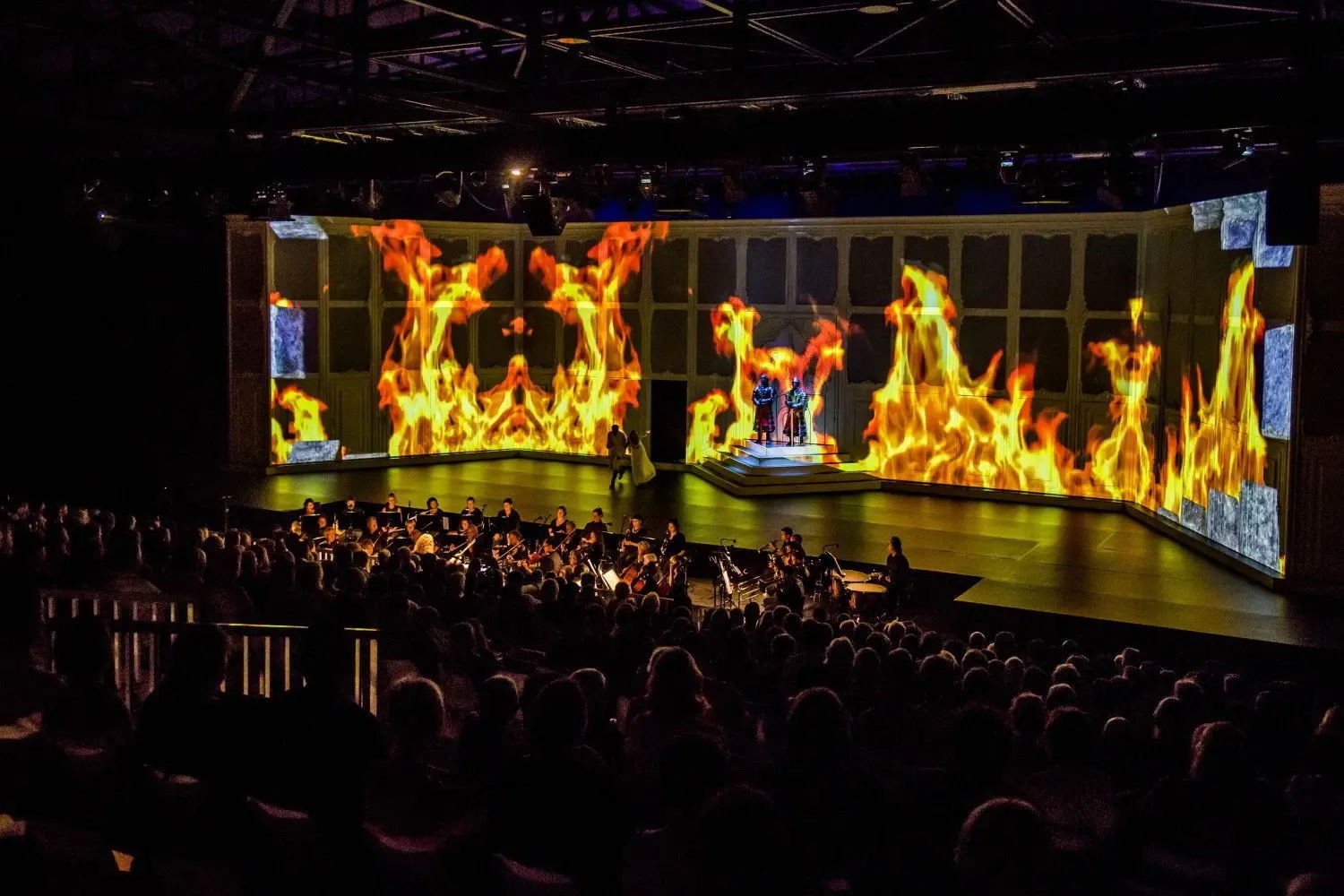 Spektakuläre Bühnenbilder und eine aufwendige Inszenierung sind Markenzeichen der Staufer-Festspiele Göppingen. Das Foto zeigt die vorerst letzte zur Aufführung gelangte große Inszenierung: Mozarts Singspiel „Die Zauberflöte“ im September 2018.