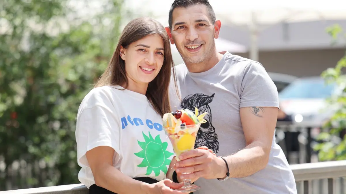 Claudio Seminara und seine Frau Sofia freuen sich: Ihr neues Eiscafé in Dettingen lockt viele Gäste.⇥
La Dolce Vita neues Eiscafe in Dettingen