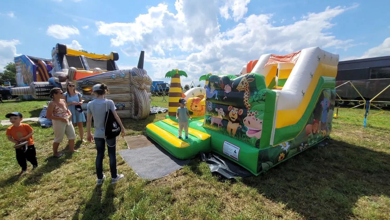 Die Hauptattraktion des Zirkus Alberti sind für die Kinder die zehn Hüpfburgen auf dem Gelände beim Roßfelder Kreisel.