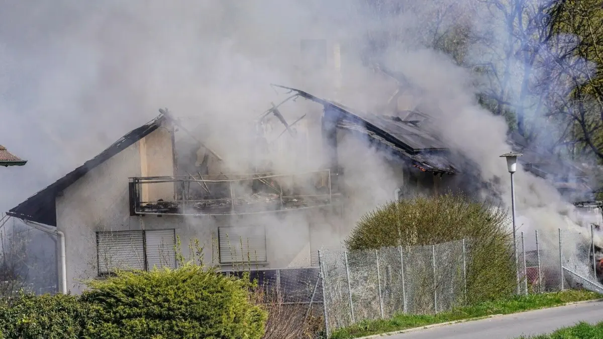 Der SEK-Einsatz gegen einen „Reichsbürger“ in Boxberg eskalierte - das Haus geriet bei der Schießerei in Flammen
ARCHIV - 20.04.2022, Baden-Württemberg, Boxberg: Bei einem Einsatz eines Sondereinsatzkommandos gegen einen mutmaßlichen «Reichsbürger» brennt ein Haus im Main-Tauber-Kreis. Nach Angaben von Sicherheitskreisen hatte der Mann auf SEK-Beamten geschossen. Ab 05.04.2023 muss sich der mutmaßliche «Reichsbürger» vor Gericht verantworten. (zu dpa «Schüsse durch Rollläden - wieder «Reichsbürger»-Prozess in Stuttgart») Foto: Kohls/SDMG/dpa +++ dpa-Bildfunk +++